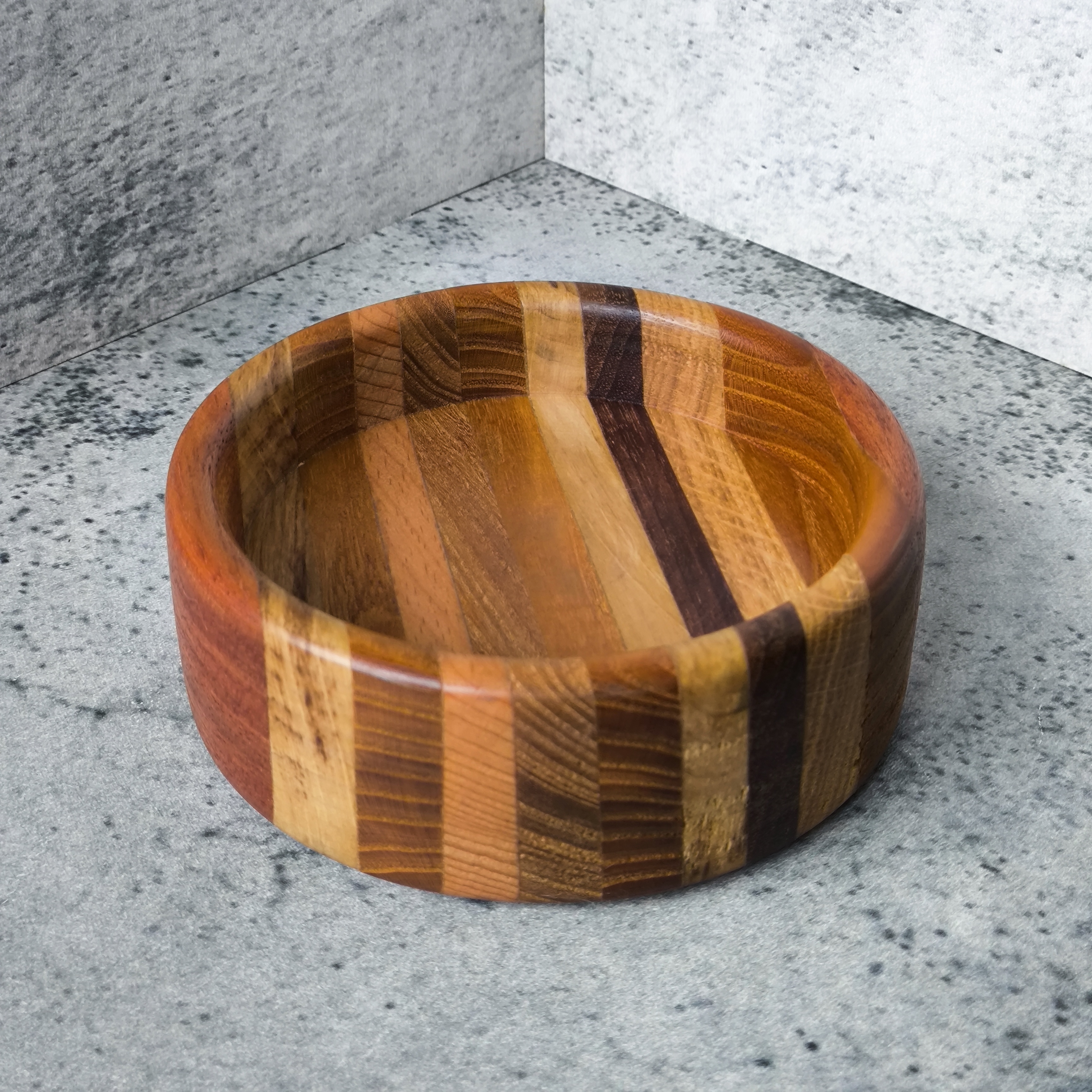 Деревянная миска из слоёв разных пород дерева