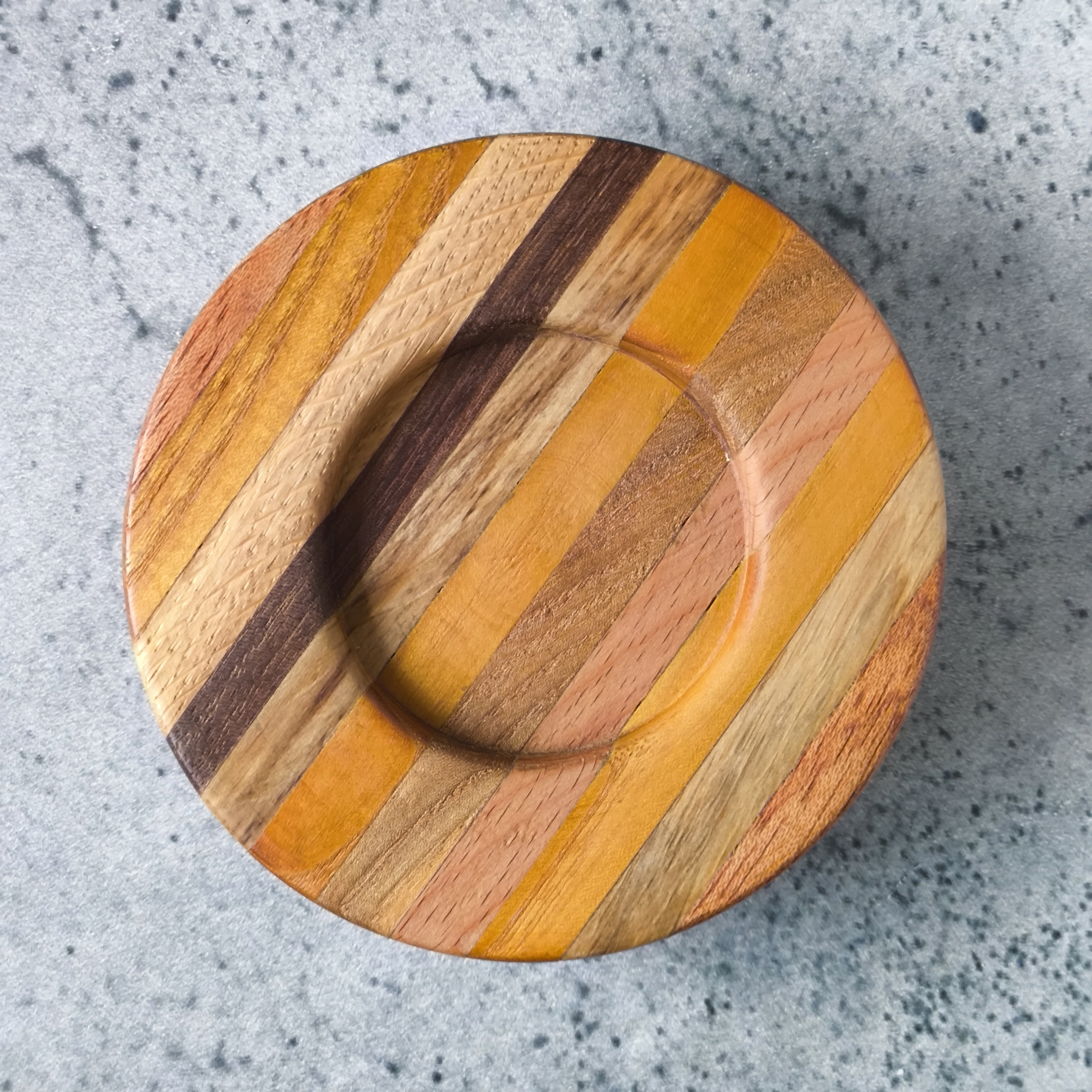 Деревянная миска из слоёв разных пород дерева — изображение 3