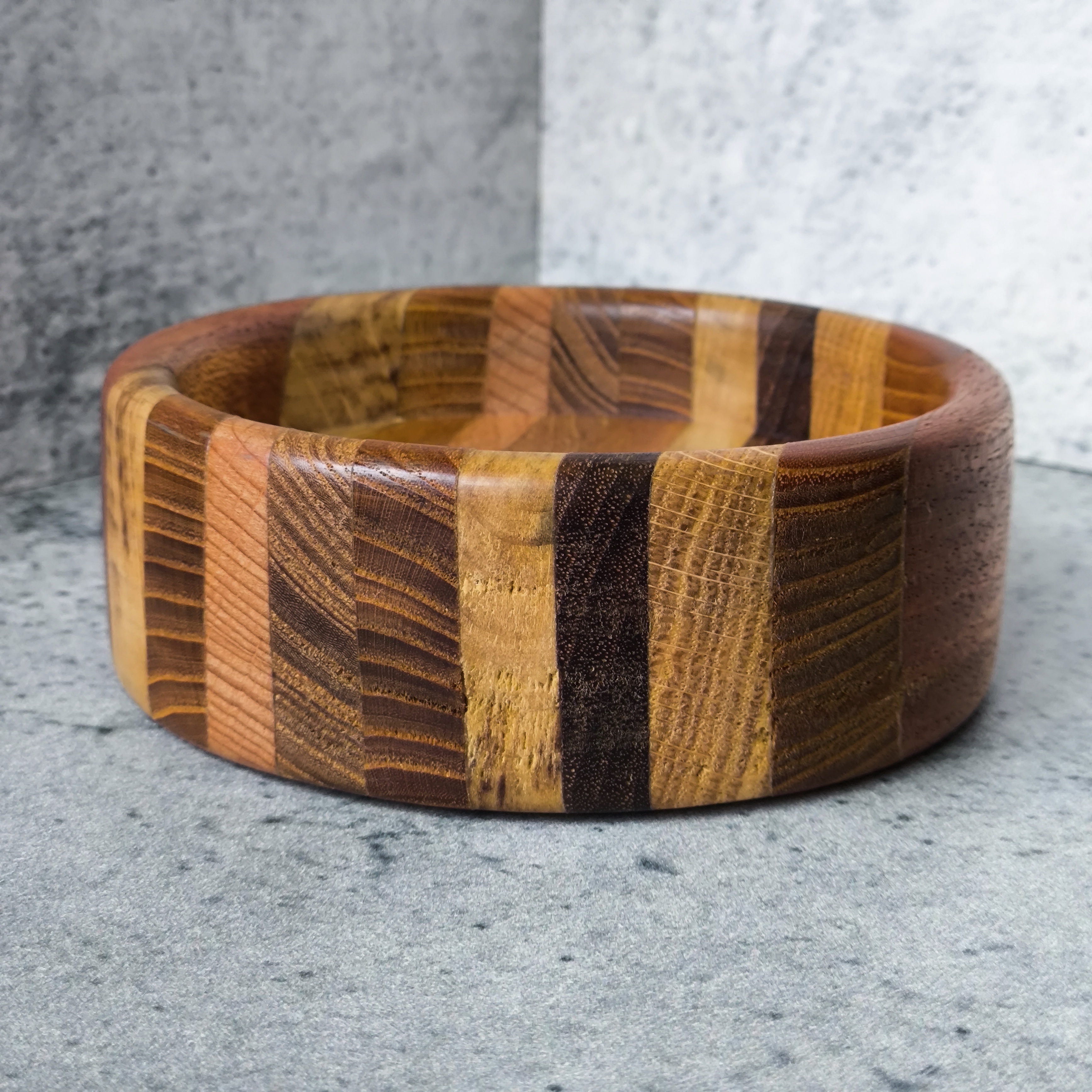 Деревянная миска из слоёв разных пород дерева — изображение 4